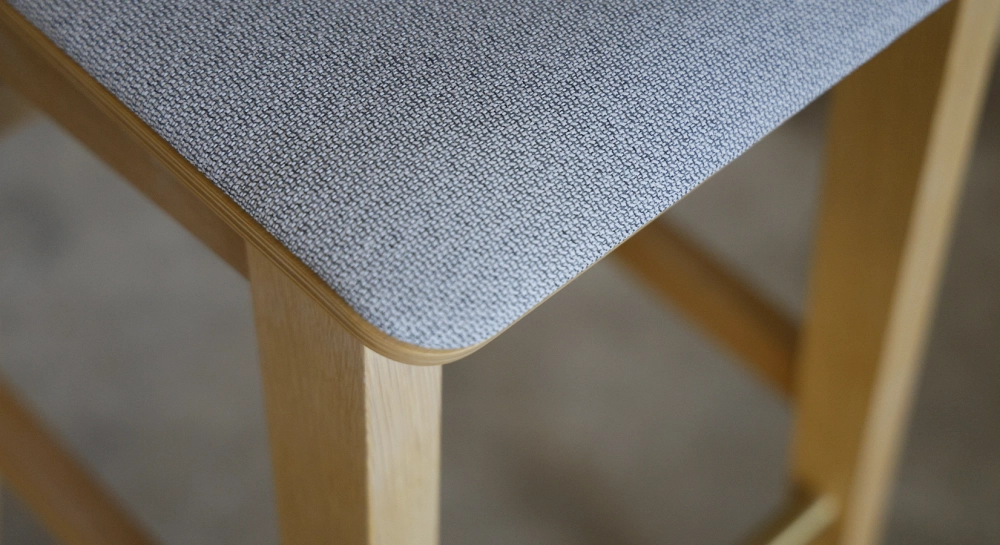 Taburete de bar de roble H80 cm madera tinte natural asiento tejido gris