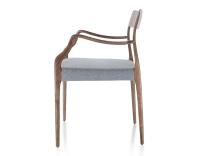 Chaise scandinave avec accoudoirs bois teinte marron foncé assise tissu chevron bleu