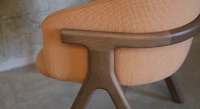 Silla de diseño de fresno madera tinte nogal asiento bi material color melocotón