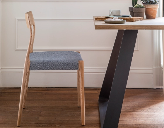 Silla escandinava madera tinte natural asiento tejido chevron azul