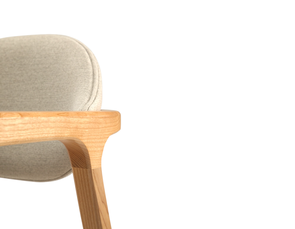 Chaise design avec accoudoirs bois teinte naturelle et tissu camel