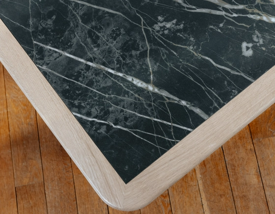 Table basse carrée en chêne et céramique avec bois teinte naturelle plateau céramique effet marbre noir 100x100 cm