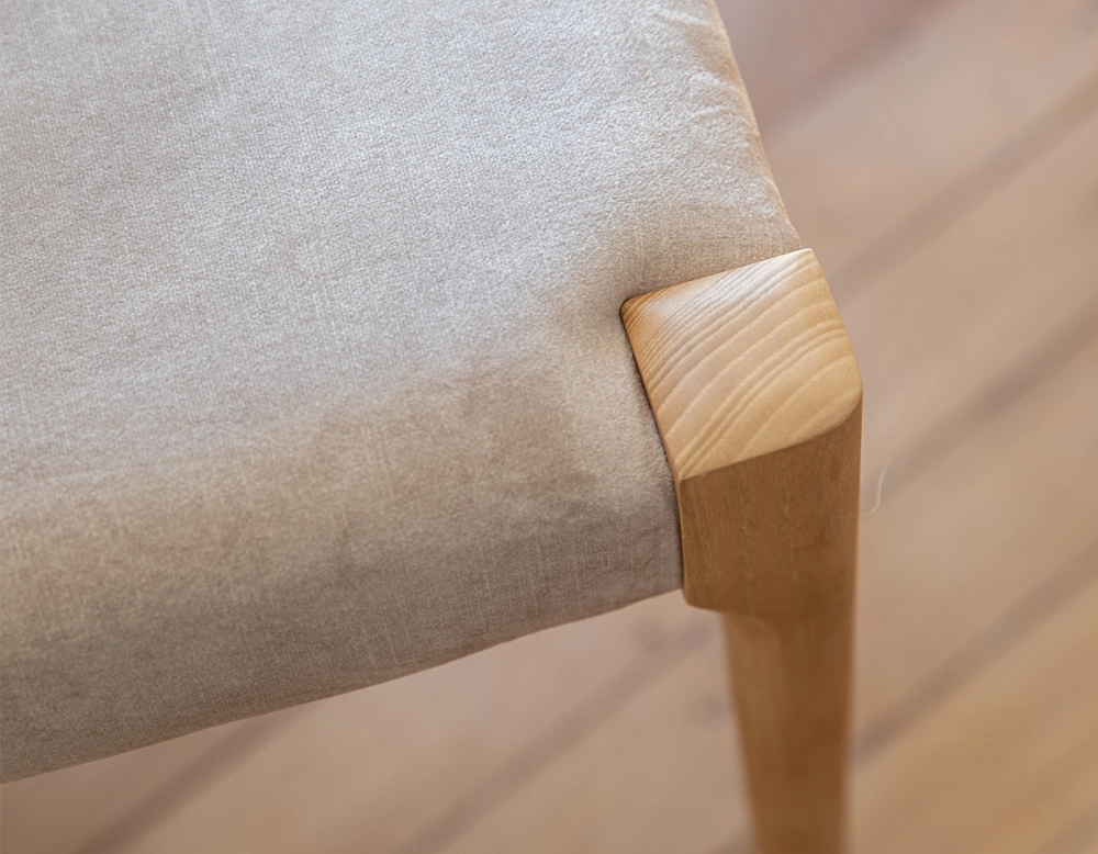 Chaise scandinave bois teinte naturelle assise tissu velours taupe clair