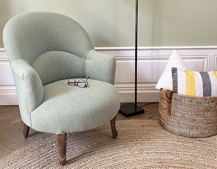 Fauteuil crapaud avec accoudoirs pieds bois teinte noyer et tissu vert sauge