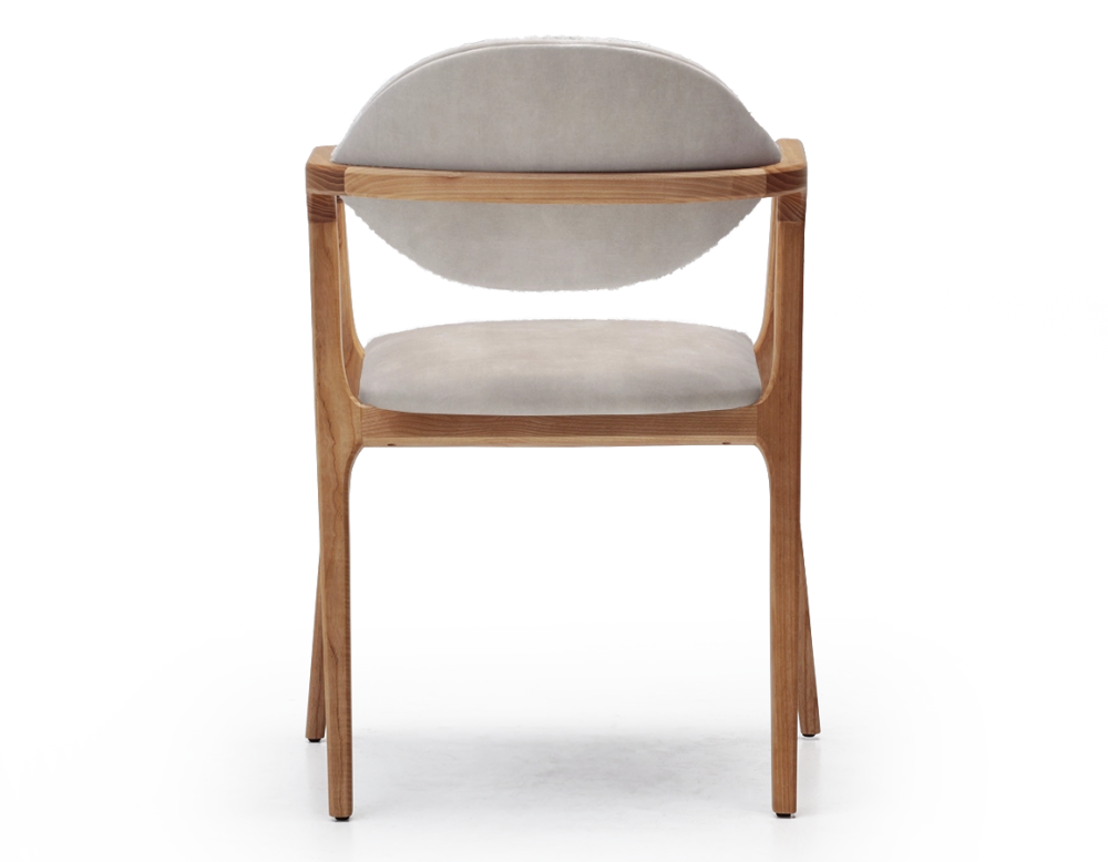 Chaise design avec accoudoirs bois teinte naturelle et tissu velours sable