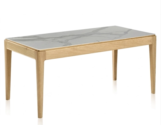 Table basse rectangulaire en chêne et céramique sans tablette en bois teinte naturelle plateau céramique effet marbre blanc