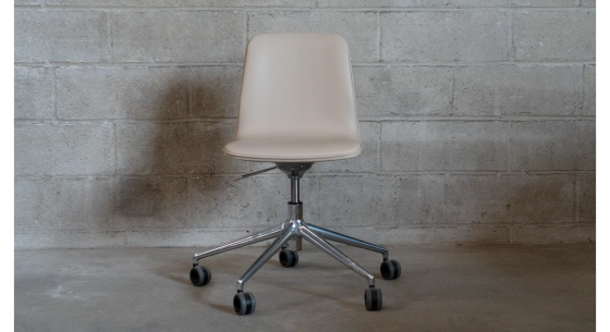 Chaise de bureau sans roulettes dossier bois teinte naturelle assise cuir beige