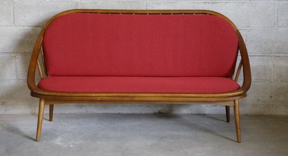 Canapé scandinave 2 places bois teinte merisier et tissu rouge