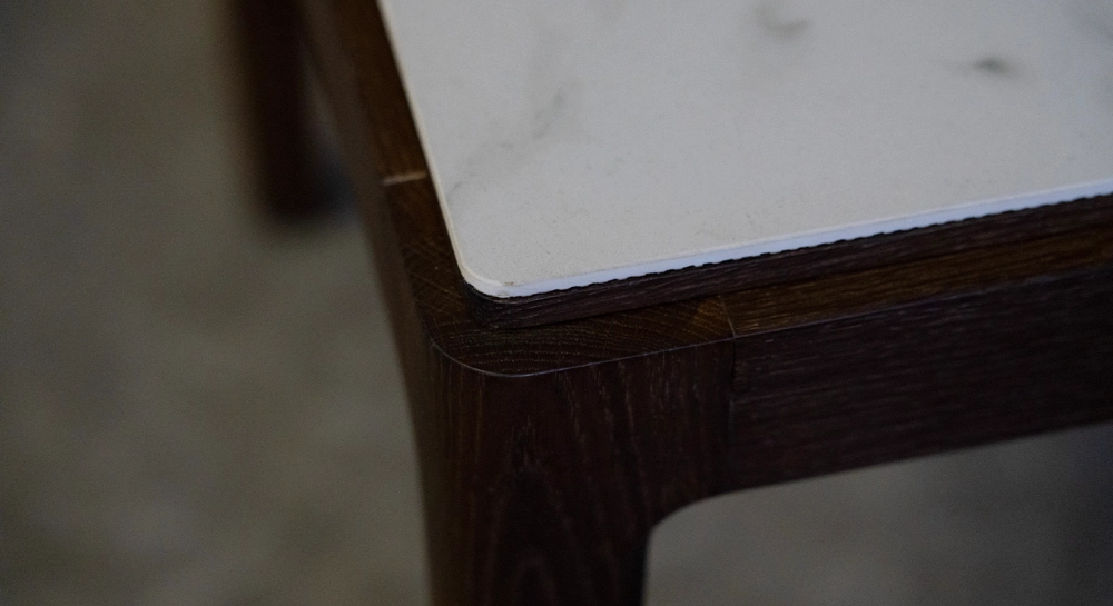 Mesa de centro rectangular de roble y cerámica con madera tintada marrón oscuro tablero cerámico efecto mármol blanco 100x050 cm