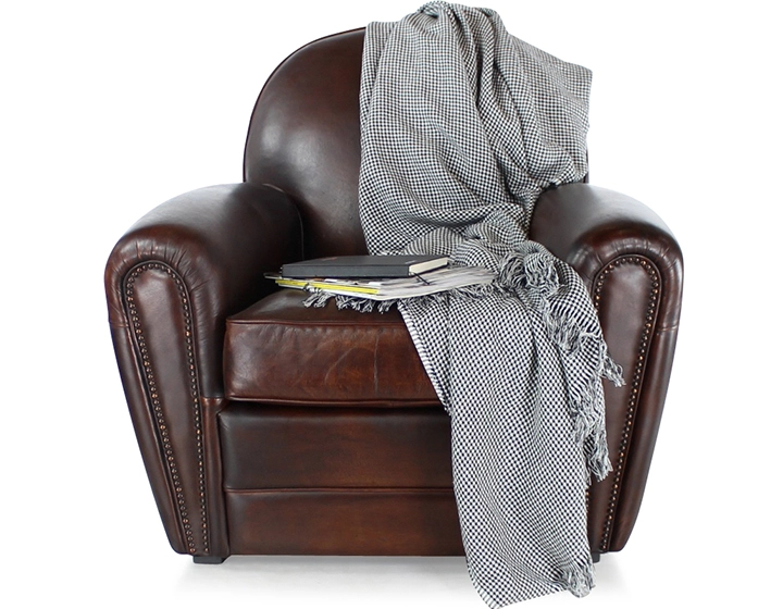 Fauteuil club cuir marron soutenu accoudoirs cloutés