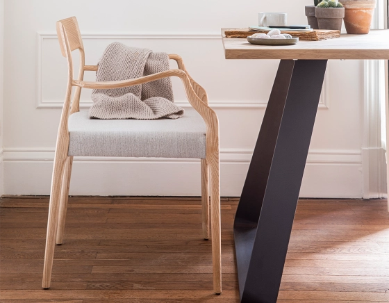 Chaise scandinave avec accoudoirs bois teinte naturelle assise tissu beige naturel