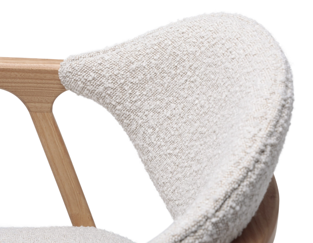 Chaise design avec accoudoirs bois teinte naturelle et tissu bouclé blanc