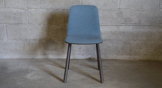 Chaises design chêne teinte marron foncé et tissu bleu