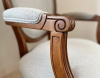 Silla antigua estilo Luis XVI con reposabrazos madera con tinte envejecido y tejido beige natural