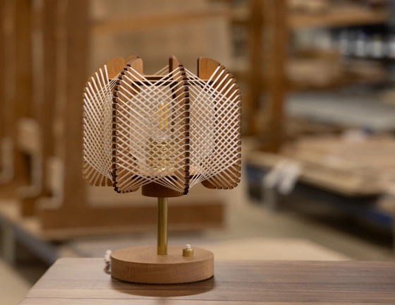 Lampe sur pied en bois et fil de coton tressage croisé