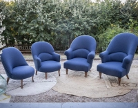 Fauteuil crapaud avec accoudoirs pieds bois teinte noyer et tissu bleu marine haut dossier