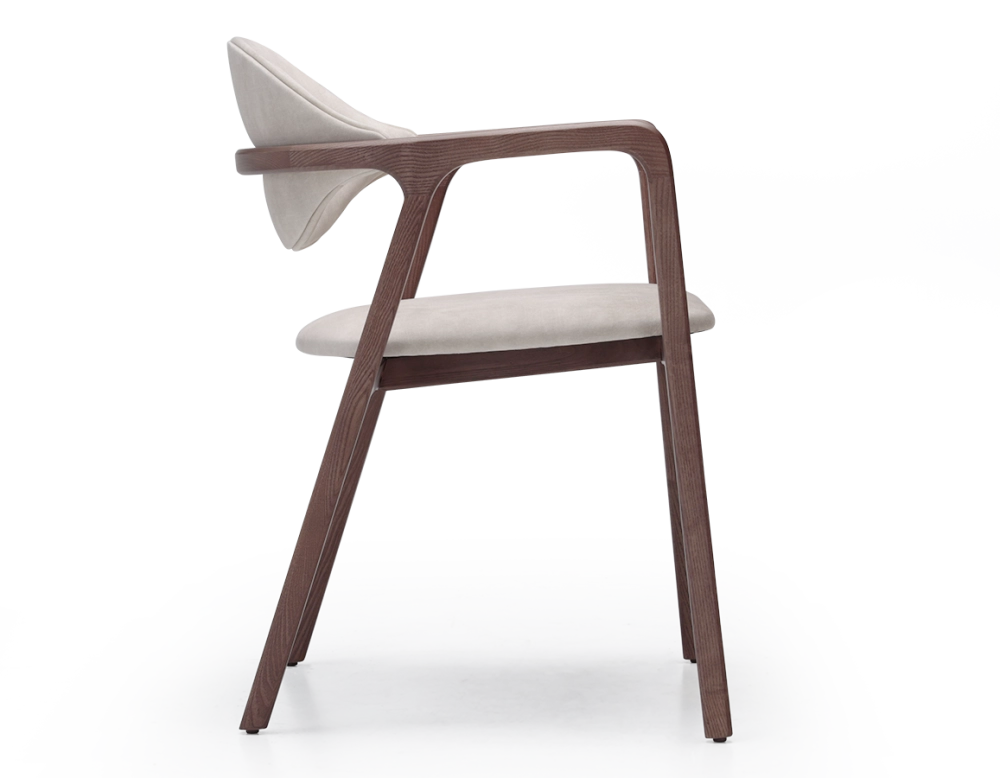 Chaise design avec accoudoirs bois teinte noyer et tissu velours sable