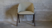 Chaise design en frêne bois teinte marron foncé assise tissu vert pâle