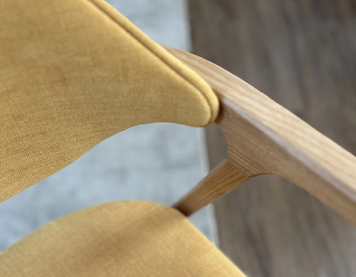 Chaise design avec accoudoirs bois teinte naturelle et tissu jaune