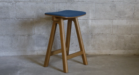 Tabouret de bar en chêne tapissé H60 cm bois teinte vintage assise tissu en laine bouillie bleu
