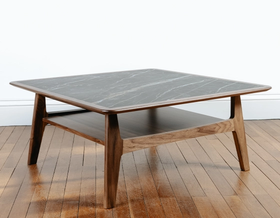 Table basse carré en noyer et céramique bois teinte naturelle plateau céramique effet marbre noir 100x100 cm