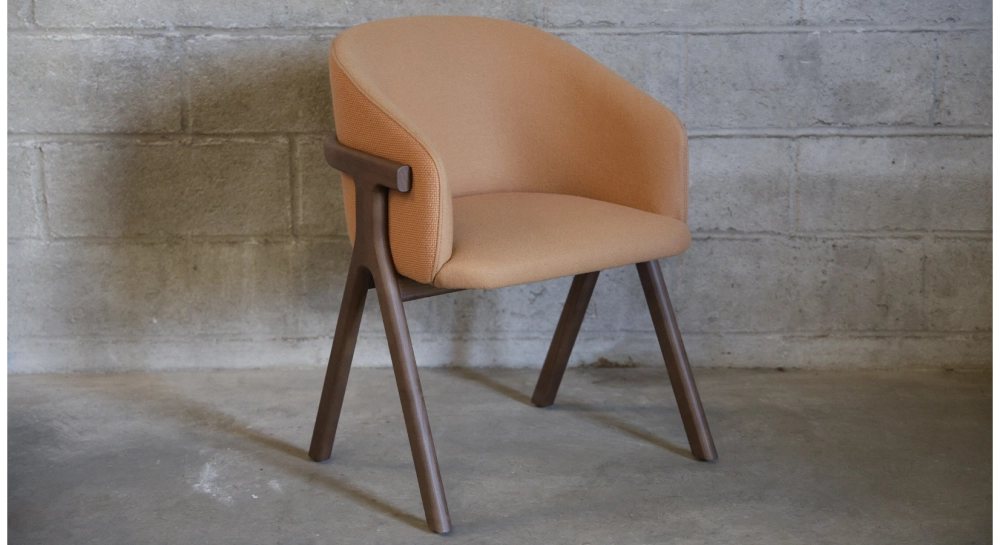 Silla de diseño de fresno madera tinte nogal asiento bi material color melocotón