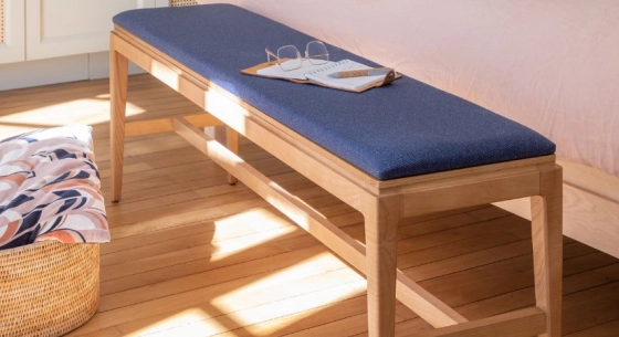 Banc design bois teinte naturelle assise tissu bleu marine L120 cm
