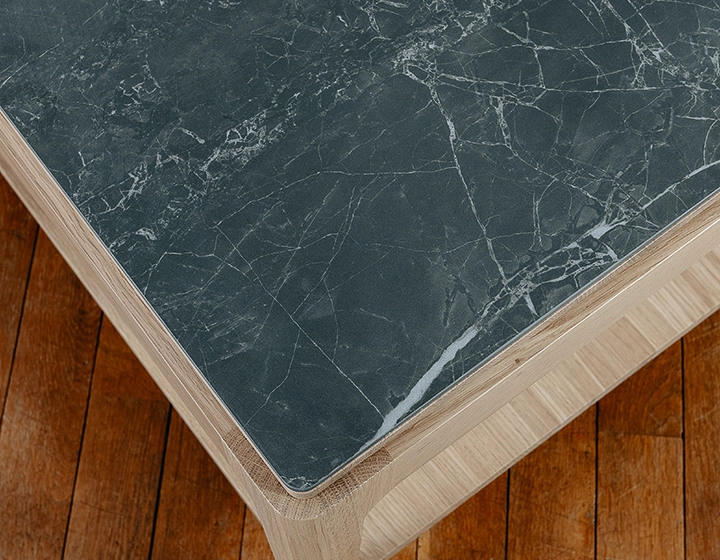 Table basse carrée en chêne et céramique avec tablette en bois teinte naturelle plateau céramique effet ardoise 100x100 cm