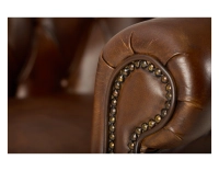 Fauteuil chesterfield cuir marron vintage accoudoirs cloutés