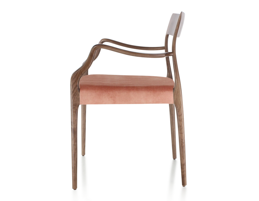 Chaise scandinave avec accoudoirs bois teinte marron foncé assise tissu velours rose pâle