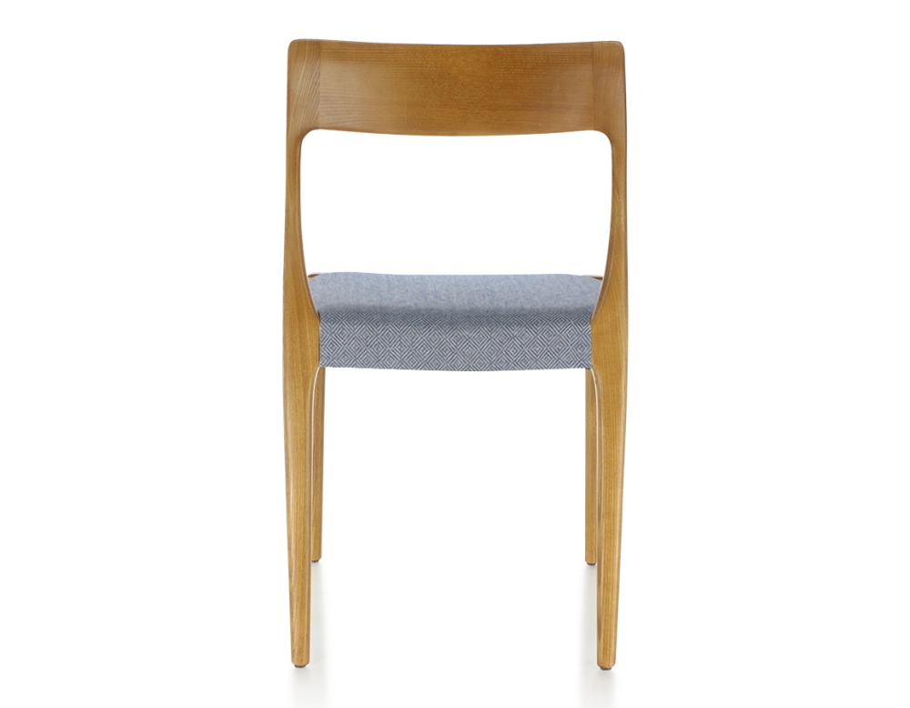 Chaise scandinave bois teinte merisier assise tissu chevron bleu