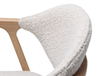 Chaise design avec accoudoirs bois teinte naturelle et tissu bouclé blanc
