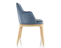 Chaise design avec accoudoirs bois teinte naturelle et cuir bleu orage