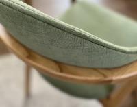 Chaise design avec accoudoirs bois teinte naturelle et tissu vert