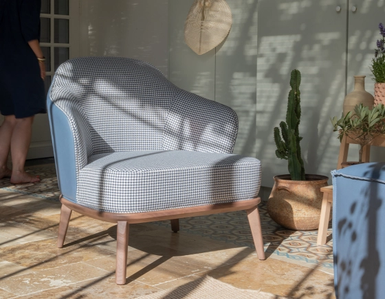 Fauteuil design cuir bleu orage et tissu pied-de-poule bleu et blanc