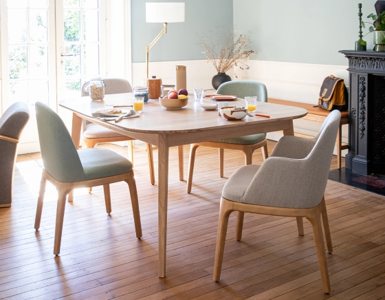 Chaise design avec accoudoirs bois teinte naturelle et tissu beige naturel