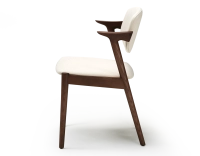 Chaise scandinave bois teinte marron foncé assise tissu blanc cassé