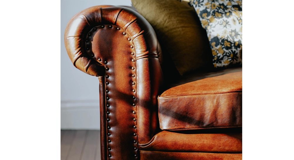 Canapé Chesterfield cuir 3 places marron vintage accoudoirs cloutés
