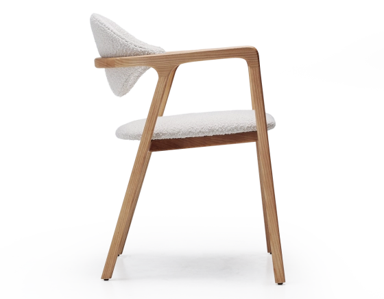 Chaise design avec accoudoirs bois teinte naturelle et tissu bouclé blanc