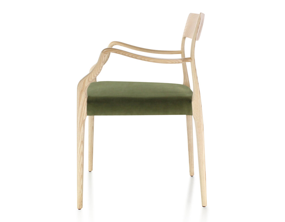 Chaise scandinave avec accoudoirs bois teinte naturelle assise tissu vert olive
