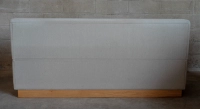 Banquette socle en chêne naturelle assise tissu beige naturel