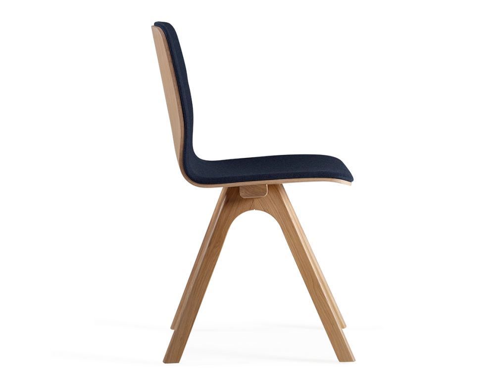 Chaise design en chêne tapissé bois teinte naturelle assise tissu bleu marine