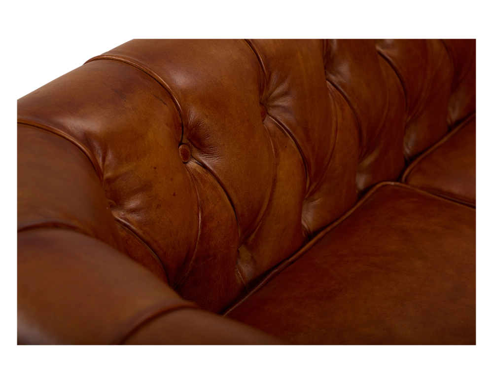 Canapé Chesterfield cuir 2 places marron clair accoudoirs cloutés