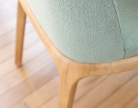 Chaise design bois teinte naturelle et tissu vert sauge