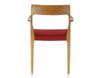 Silla escandinava con reposabrazos madera tinte cerezo asiento tejido burdeos