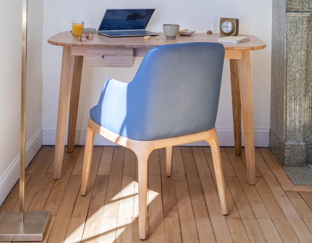Chaise design avec accoudoirs bois teinte naturelle et cuir bleu orage