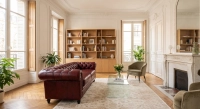 Canapé Chesterfield cuir 2 places rouge carmin accoudoirs cloutés