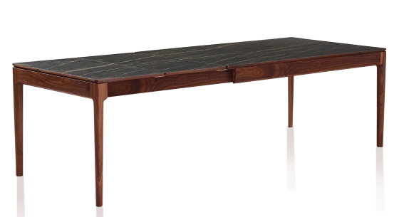 Table extensible 6 à 10 personnes en noyer et céramique allonges céramique avec bois teinte naturelle et plateau et allonges céramique effet marbre noir 160x100 cm