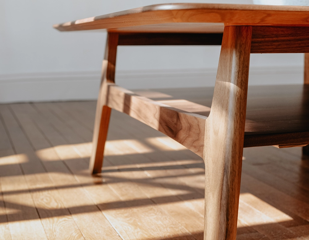 Mesa de centro cuadrada de nogal y cerámica madera tinte natural tablero cerámico efecto mármol blanco 100x100 cm