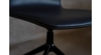 Chaise de bureau sans roulettes dossier bois teinte anthracite assise en cuir de vachette anthracite